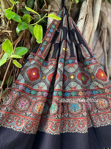 Kaala Anaaras dupatta- Badan pe sitaare