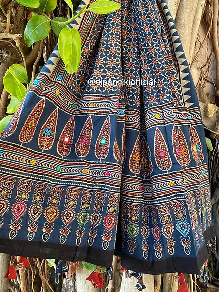Neele Sitaare dupatta- Badan pe sitaare